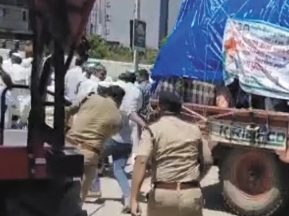 देहरादून जा रहे किसानों पर लाठीचार्ज, बीस घायल
